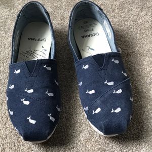 Tom’s womens slip ons size 9 in denim with white embroidered whales.